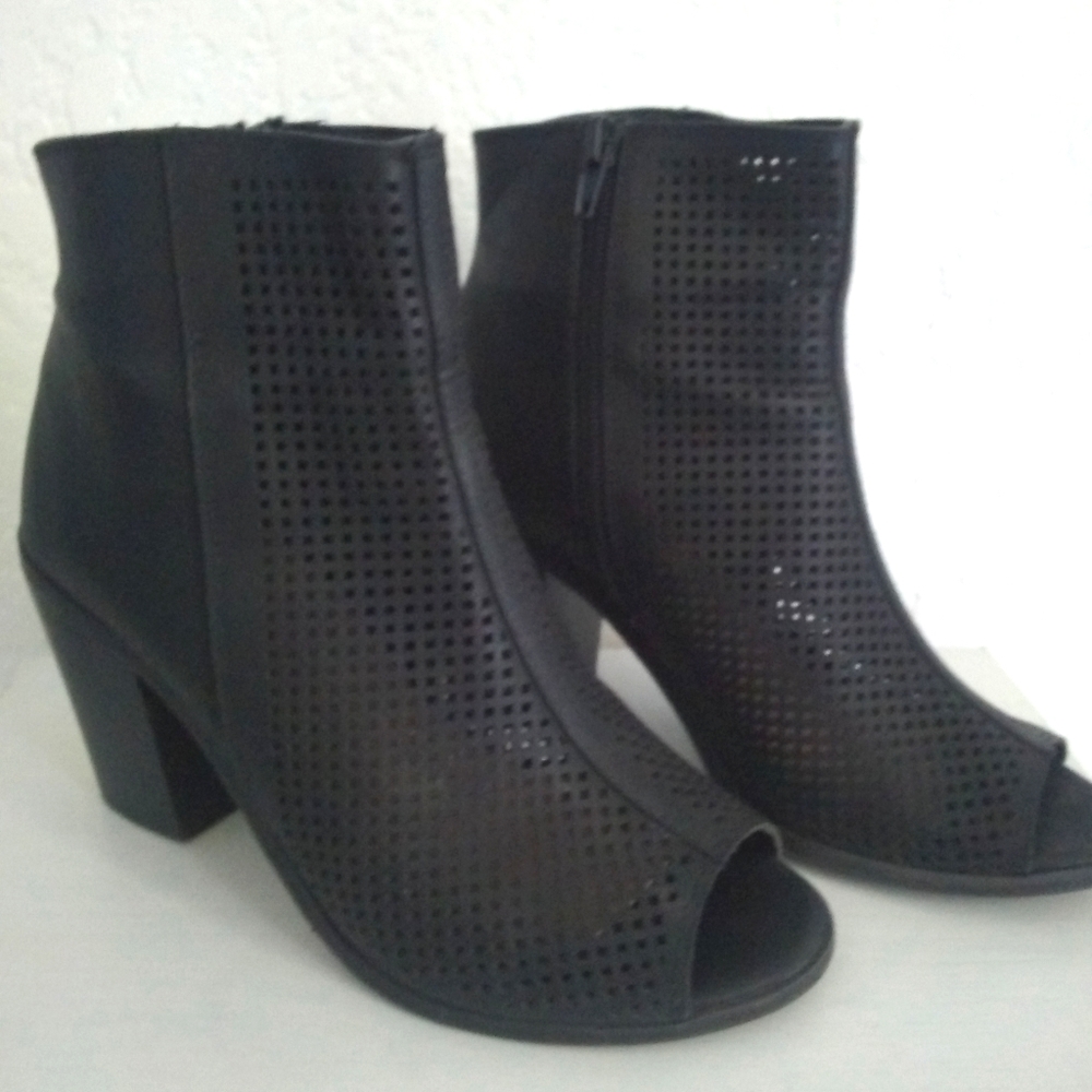 (NEW)SODA  ANKLE BOOTIES
